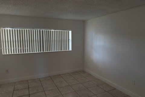 Condo in Miami, Florida, 1 bedroom № 1991210 - photo 4