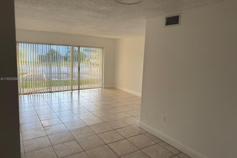 Condo in Miami, Florida, 1 bedroom № 1991210 - photo 3