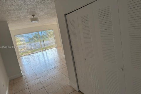 Condo in Miami, Florida, 1 bedroom № 1991210 - photo 2