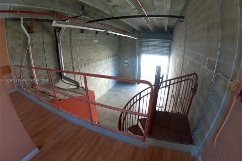 Propiedad comercial en alquiler en Sweetwater, Florida № 998521 - foto 1