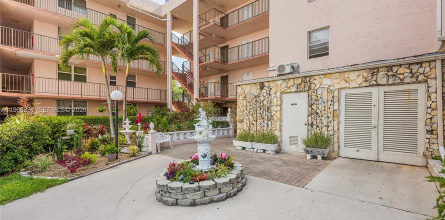 Condominio en Lauderdale Lakes, Florida, 2 dormitorios № 2029360