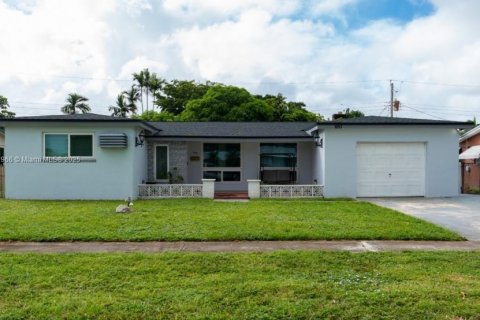 Casa en venta en Pembroke Pines, Florida, 3 dormitorios, 179.02 m2 № 1811726 - foto 1