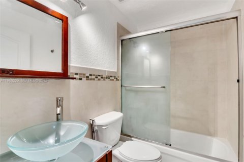 Villa ou maison à vendre à Doral, Floride: 5 chambres, 221.01 m2 № 2021811 - photo 15