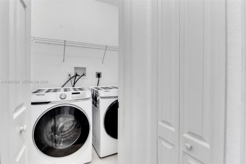 Villa ou maison à vendre à Doral, Floride: 5 chambres, 221.01 m2 № 2021811 - photo 27