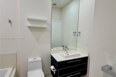 Condo in Miami, Florida, 3 bedrooms  № 2010279 - photo 14