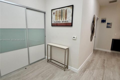 Condo in Miami, Florida, 3 bedrooms  № 2010279 - photo 26