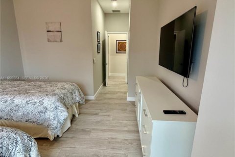 Condo in Miami, Florida, 3 bedrooms  № 2010279 - photo 24