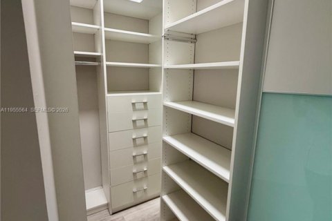 Condo in Miami, Florida, 3 bedrooms  № 2010279 - photo 17