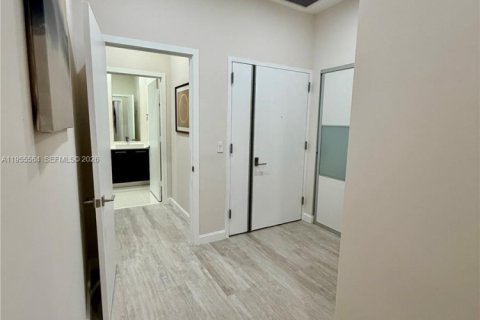 Condo in Miami, Florida, 3 bedrooms  № 2010279 - photo 28