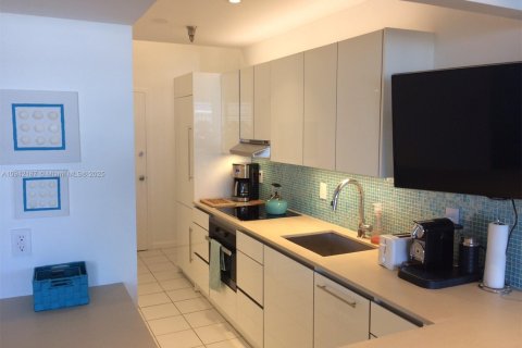 Condominio en alquiler en Miami Beach, Florida, 49.24 m2 № 1940728 - foto 19