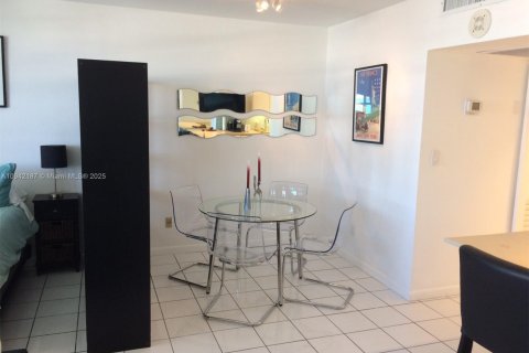 Condominio en alquiler en Miami Beach, Florida, 49.24 m2 № 1940728 - foto 9