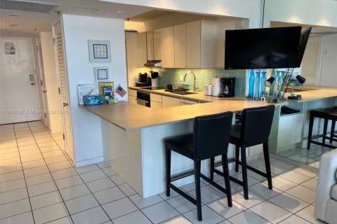 Condominio en alquiler en Miami Beach, Florida, 49.24 m2 № 1940728 - foto 16