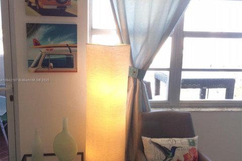 Condominio en alquiler en Miami Beach, Florida, 49.24 m2 № 1940728 - foto 28