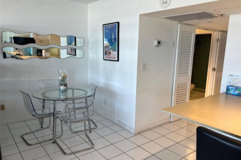 Condominio en alquiler en Miami Beach, Florida, 49.24 m2 № 1940728 - foto 8