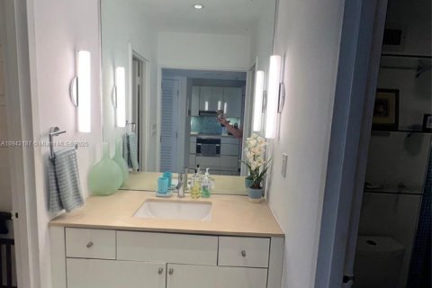 Condominio en alquiler en Miami Beach, Florida, 49.24 m2 № 1940728 - foto 23