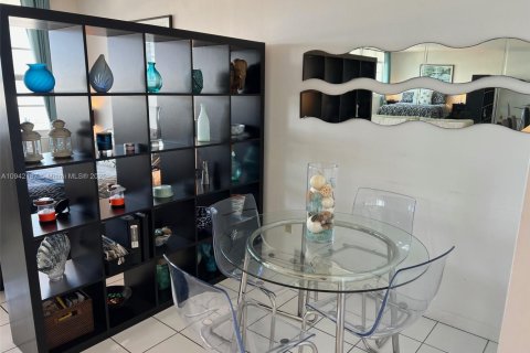 Condominio en alquiler en Miami Beach, Florida, 49.24 m2 № 1940728 - foto 11