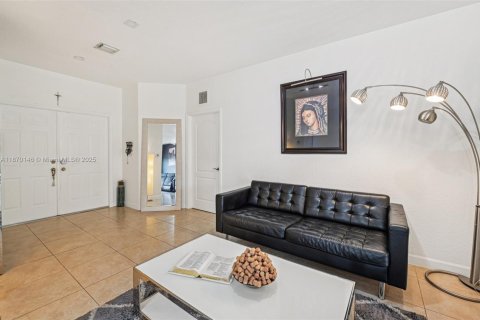 House in Miami, Florida 4 bedrooms, 181.35 sq.m. № 1895871 - photo 5