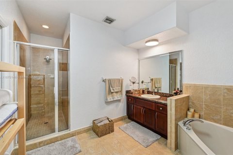 House in Miami, Florida 4 bedrooms, 181.35 sq.m. № 1895871 - photo 29