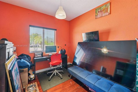 House in Miami, Florida 4 bedrooms, 181.35 sq.m. № 1895871 - photo 22