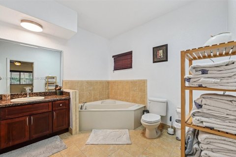 House in Miami, Florida 4 bedrooms, 181.35 sq.m. № 1895871 - photo 28