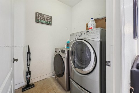 House in Miami, Florida 4 bedrooms, 181.35 sq.m. № 1895871 - photo 14