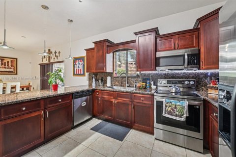 House in Miami, Florida 4 bedrooms, 181.35 sq.m. № 1895871 - photo 12