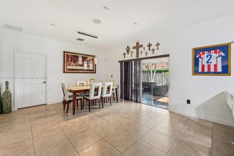 House in Miami, Florida 4 bedrooms, 181.35 sq.m. № 1895871 - photo 4
