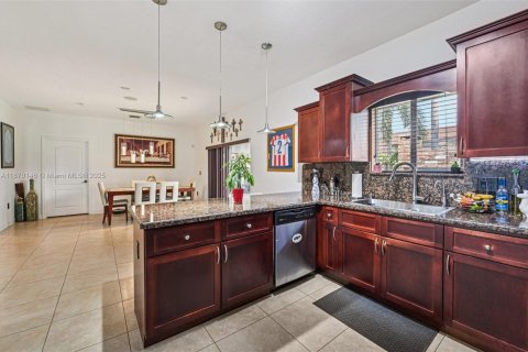 House in Miami, Florida 4 bedrooms, 181.35 sq.m. № 1895871 - photo 13