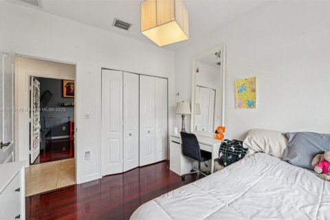 House in Miami, Florida 4 bedrooms, 181.35 sq.m. № 1895871 - photo 21