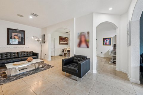 House in Miami, Florida 4 bedrooms, 181.35 sq.m. № 1895871 - photo 6