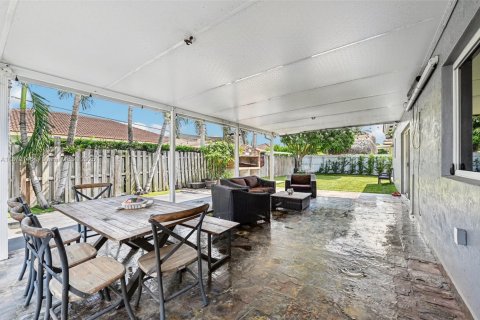 House in Miami, Florida 4 bedrooms, 181.35 sq.m. № 1895871 - photo 30
