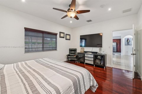 House in Miami, Florida 4 bedrooms, 181.35 sq.m. № 1895871 - photo 27