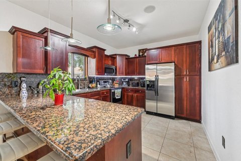 House in Miami, Florida 4 bedrooms, 181.35 sq.m. № 1895871 - photo 11