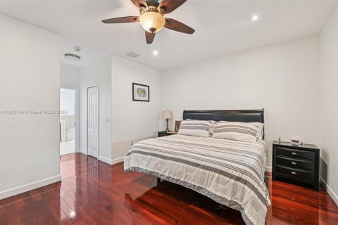 House in Miami, Florida 4 bedrooms, 181.35 sq.m. № 1895871 - photo 24