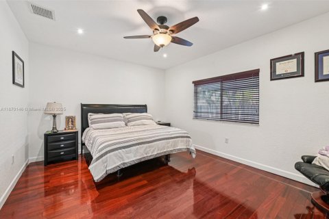 House in Miami, Florida 4 bedrooms, 181.35 sq.m. № 1895871 - photo 23
