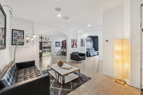 House in Miami, Florida 4 bedrooms, 181.35 sq.m. № 1895871 - photo 7