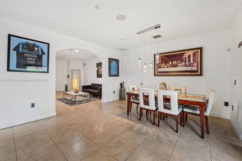 House in Miami, Florida 4 bedrooms, 181.35 sq.m. № 1895871 - photo 9