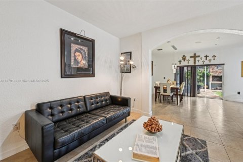 House in Miami, Florida 4 bedrooms, 181.35 sq.m. № 1895871 - photo 8
