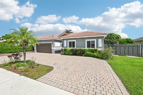 House in Miami, Florida 4 bedrooms, 181.35 sq.m. № 1895871 - photo 1