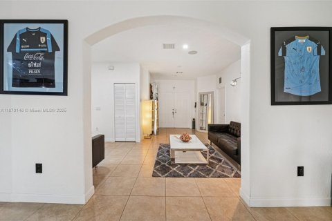 House in Miami, Florida 4 bedrooms, 181.35 sq.m. № 1895871 - photo 3