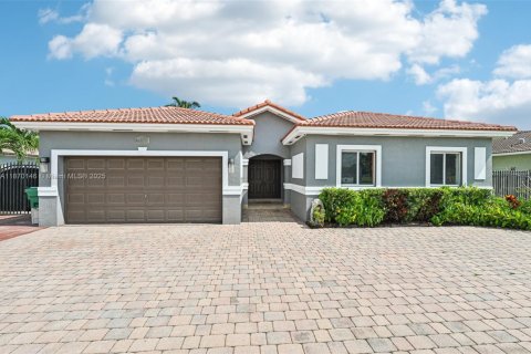 House in Miami, Florida 4 bedrooms, 181.35 sq.m. № 1895871 - photo 2