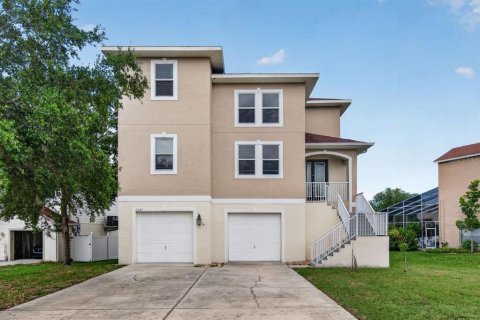 House in New Port Richey, Florida 5 bedrooms, 232.44 sq.m. № 2217780