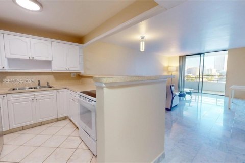 Condo in Hallandale Beach, Florida, 1 bedroom № 1995908 - photo 5
