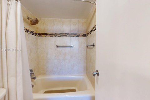 Condo in Hallandale Beach, Florida, 1 bedroom № 1995908 - photo 18