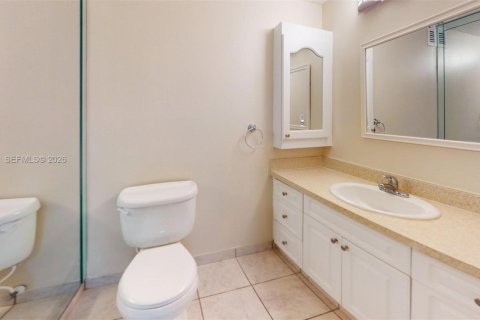 Condo in Hallandale Beach, Florida, 1 bedroom № 1995908 - photo 16