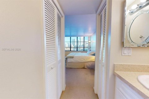 Condo in Hallandale Beach, Florida, 1 bedroom № 1995908 - photo 15