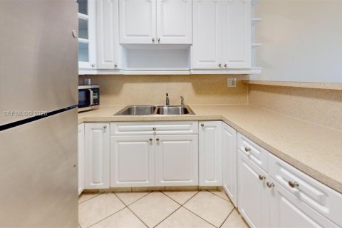 Condo in Hallandale Beach, Florida, 1 bedroom № 1995908 - photo 10