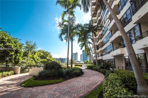 Condo in Hallandale Beach, Florida, 1 bedroom № 1995908 - photo 28
