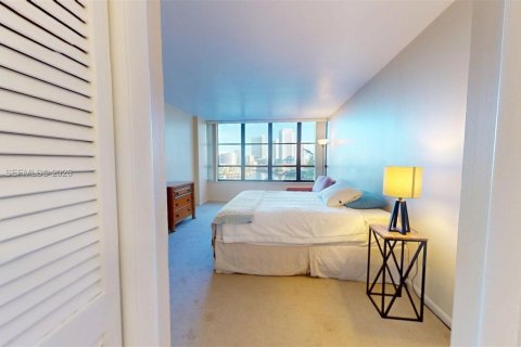 Condo in Hallandale Beach, Florida, 1 bedroom № 1995908 - photo 11