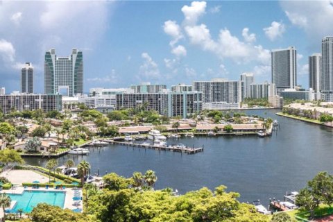 Condo in Hallandale Beach, Florida, 1 bedroom № 1995908 - photo 2